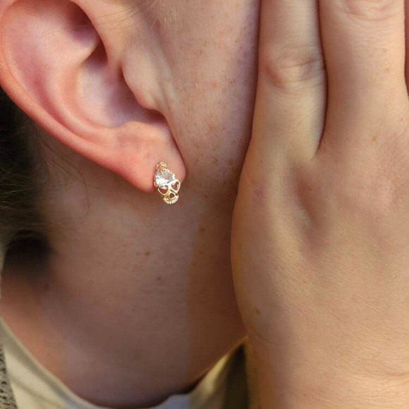 💀 Skull Earrings 💀 - Picture 3 of 5